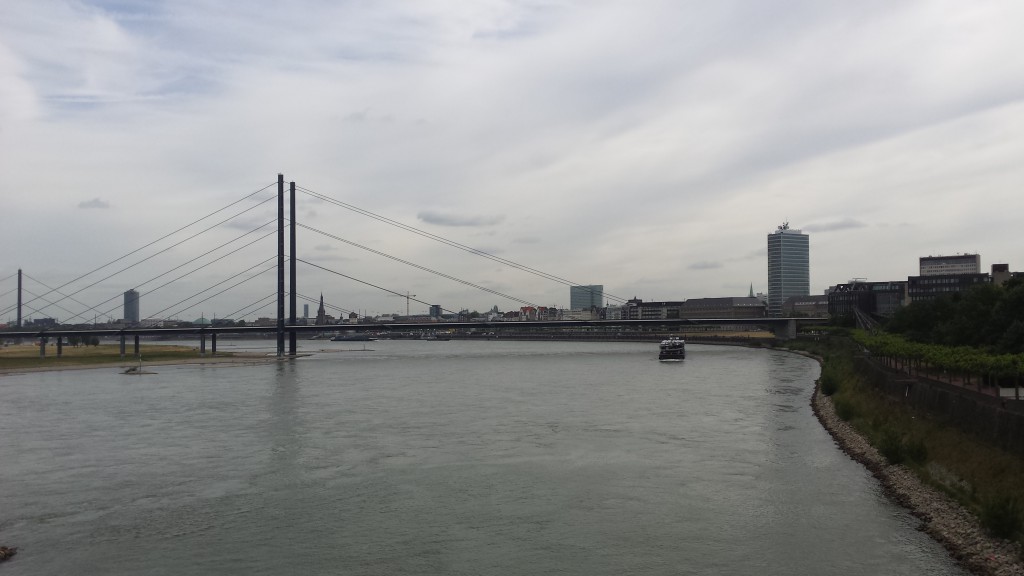 20150616_102449 Düsseldorf im Rücken