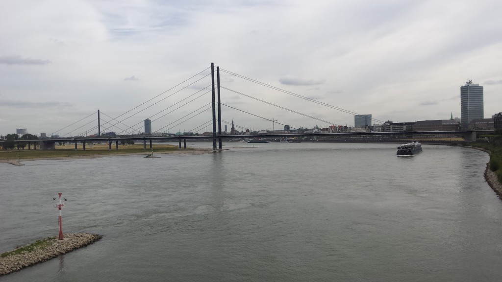 20150616_102509 Düsseldorf im Rücken