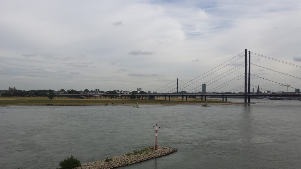 20150616_102512 Düsseldorf im Rücken