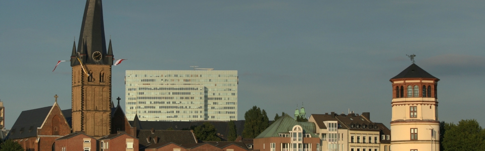 „Duesseldorf Lambertus Burgplatz“ von Till Niermann - Eigenes Werk. Lizenziert unter CC BY-SA 3.0 über Wikimedia Commons - https://commons.wikimedia.org/wiki/File:Duesseldorf_Lambertus_Burgplatz.jpg#/media/File:Duesseldorf_Lambertus_Burgplatz.jpg