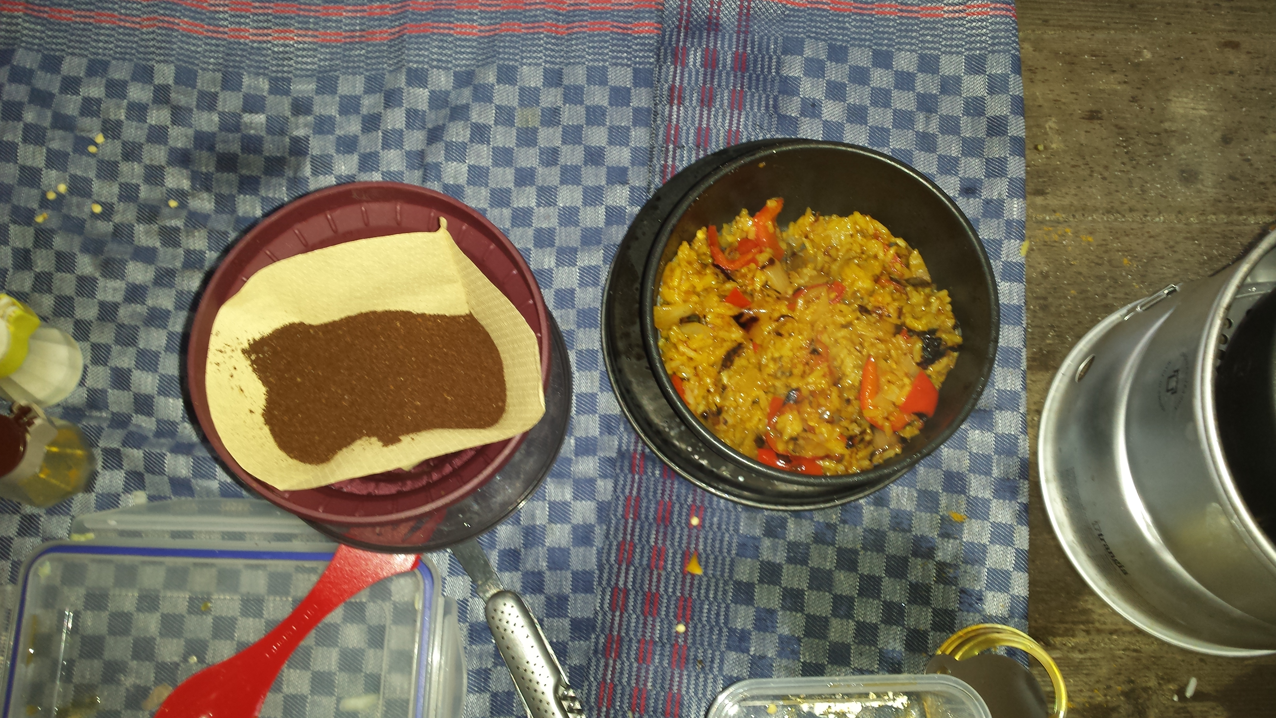 Vegane Reispfanne auf dem Spirituskocher