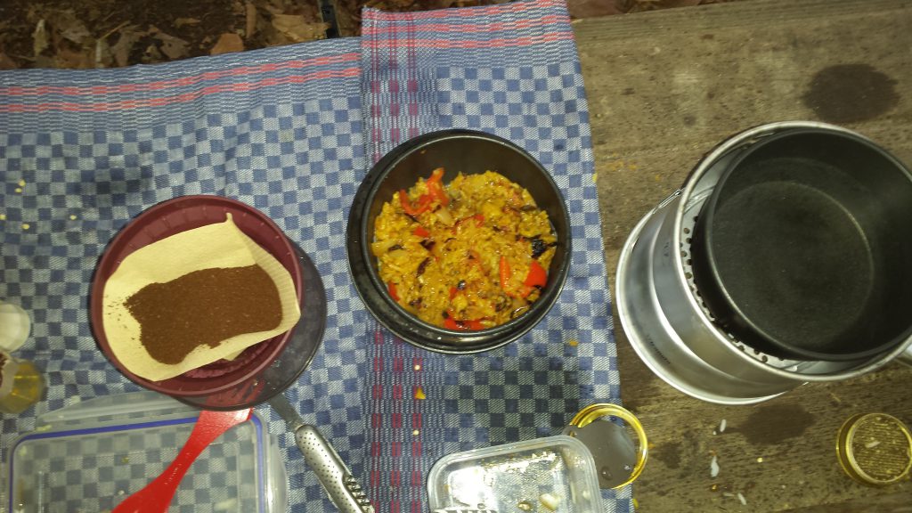 Vegane Reispfanne und Filterkaffee